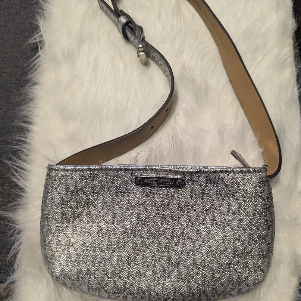 Michael Kors Silver Bag /Belt Fanny Pack - Picture 2 of 7